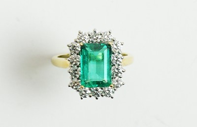 Lot 49 - An emerald and diamond cluster ring