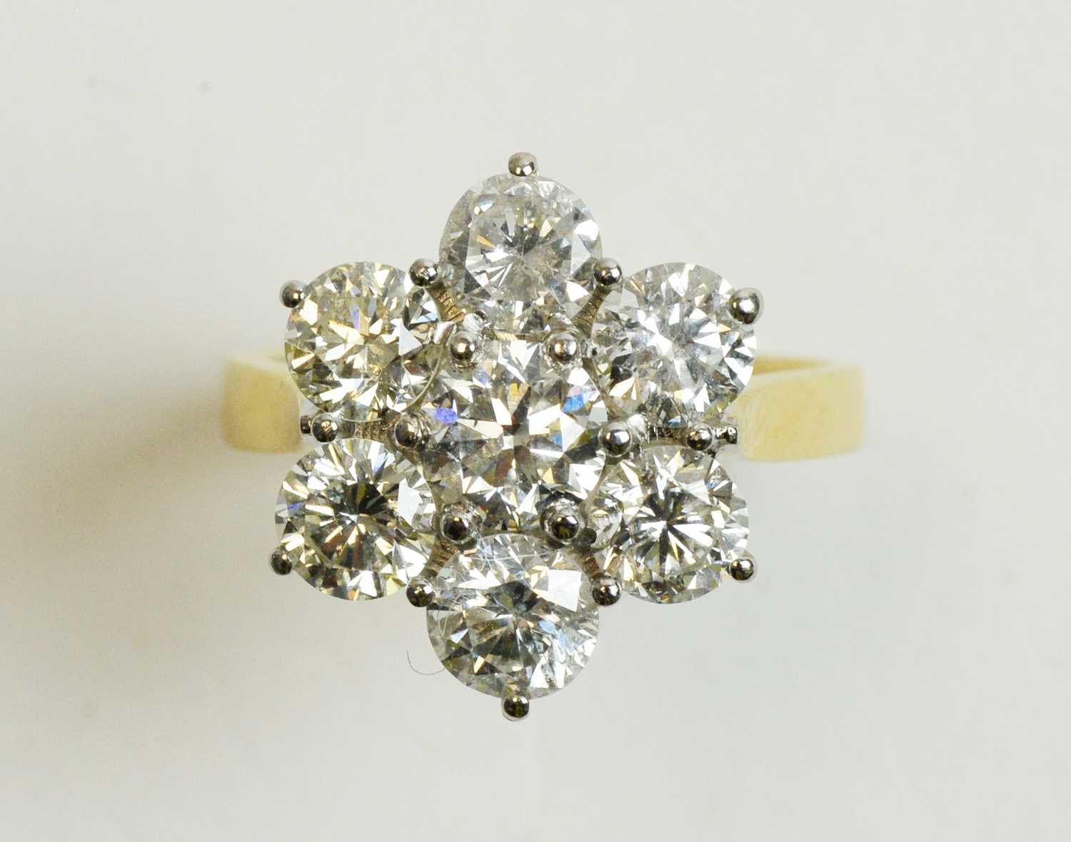 Lot 64 - A diamond cluster ring