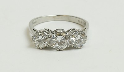 Lot 65 - Three stone diamond ring