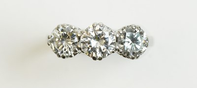 Lot 65 - Three stone diamond ring