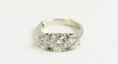 Lot 66 - Three stone diamond ring