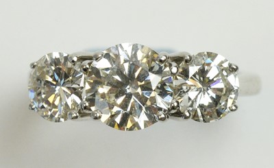Lot 66 - Three stone diamond ring