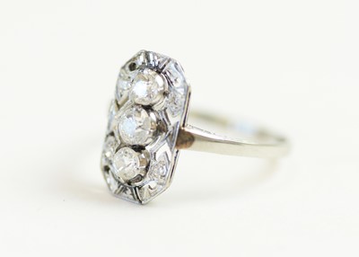 Lot 69 - An Art Deco diamond ring