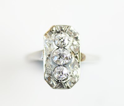 Lot 69 - An Art Deco diamond ring