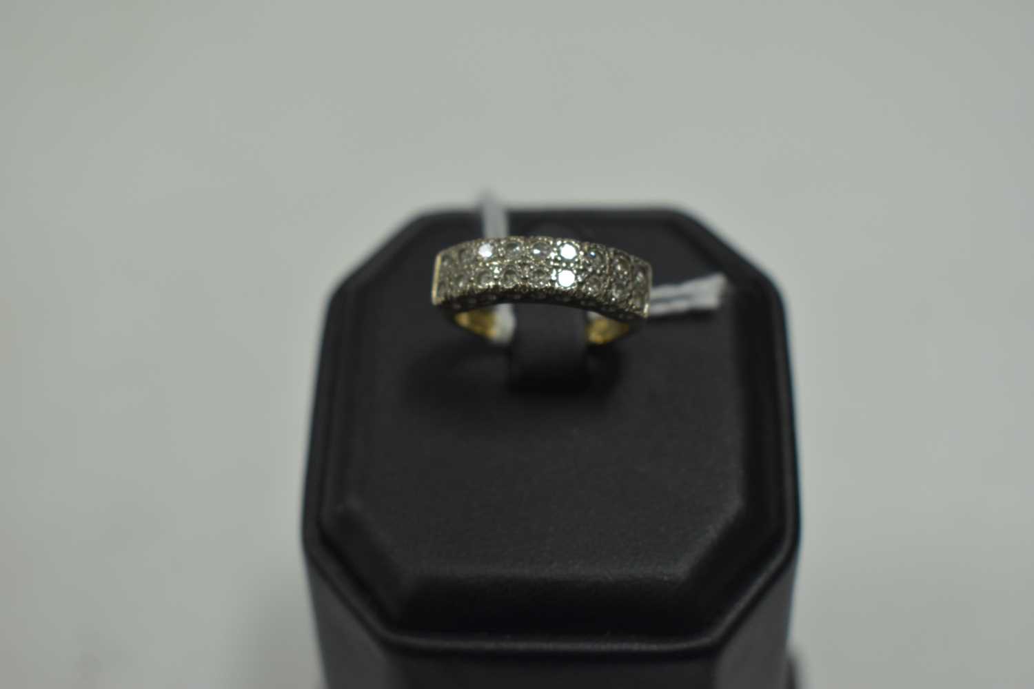 Lot 66 - Diamond ring