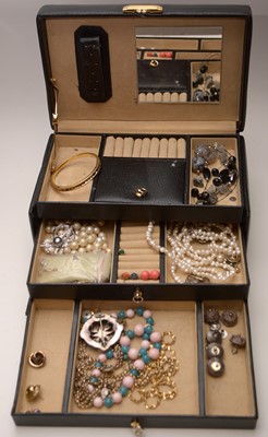 Lot 252 - A small quantity of costume jewellery