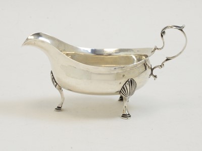 Lot 221 - A George III silver sauce boat, by John Langlands I