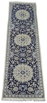 Lot 727 - Nain runner