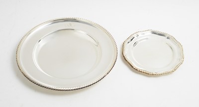 Lot 95 - Twelve plated dishes and side dishes