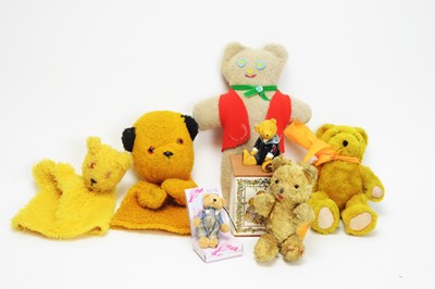 Lot 902 - Teddy bears and hand puppets.