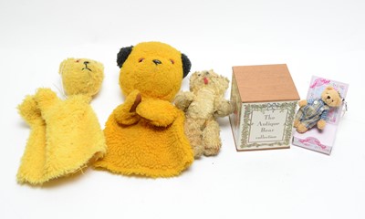 Lot 1093 - Teddy bears and hand puppets.