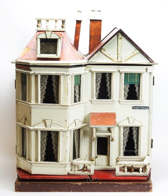 Lot 902 - G. & J. Lines No. 32 doll's house.
