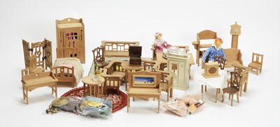 Lot 907 - A collection of vintage miniature dolls and doll's furniture and other items.