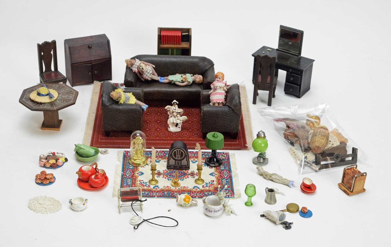 Lot 909 - A collection of vintage miniature dolls,