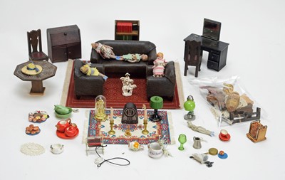 Lot 909 - A collection of vintage miniature dolls, furniture and other items.