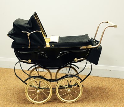 Lot 1104 - A mid 20th Century doll's pram, probably by Silver Cross