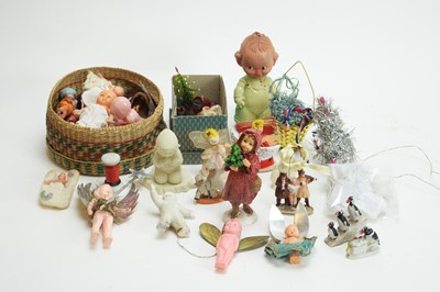 Lot 1008 - A large collection of miniature doll's house dolls.