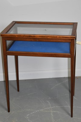 Lot 499 - 20th Century mahogany bijouterie table
