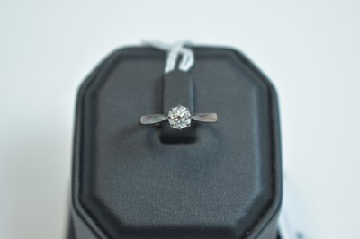 Lot 98 - A single stone diamond ring