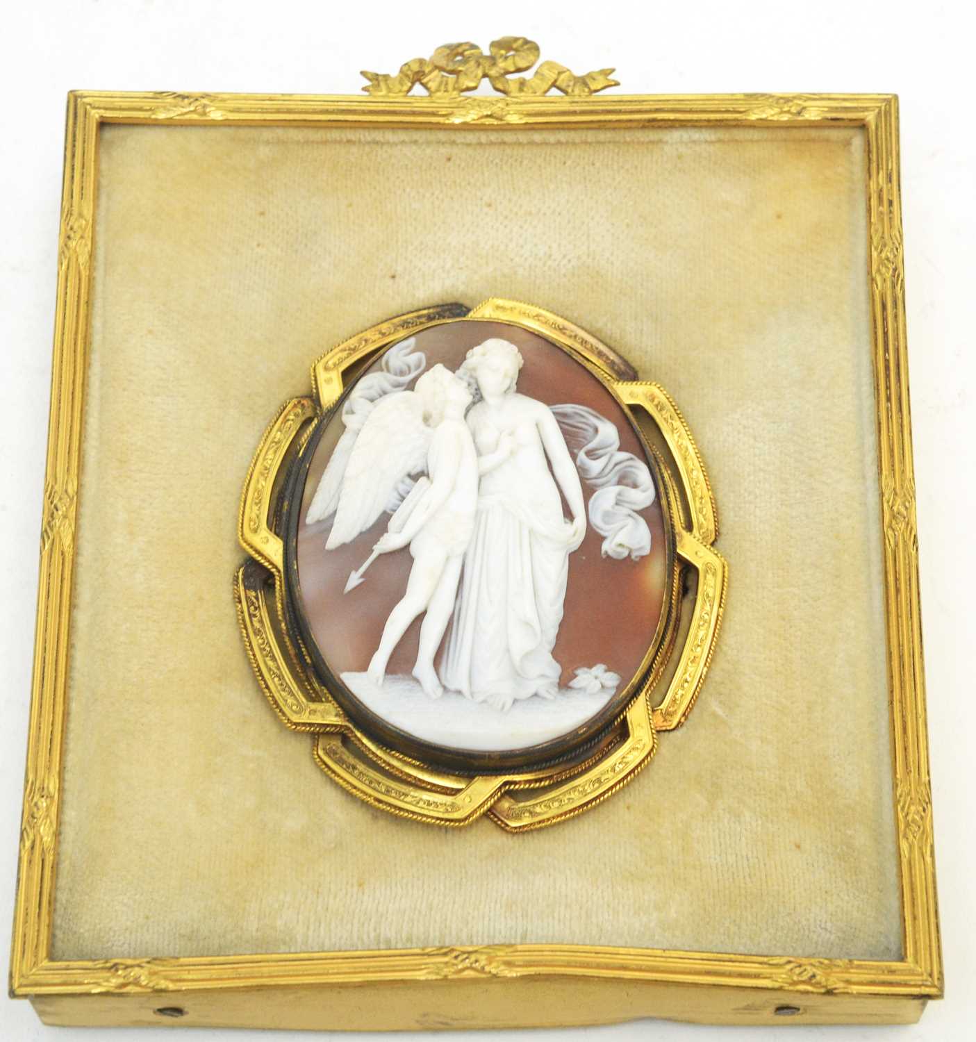 Lot 13 - A fine 19th C carved shell cameo brooch.