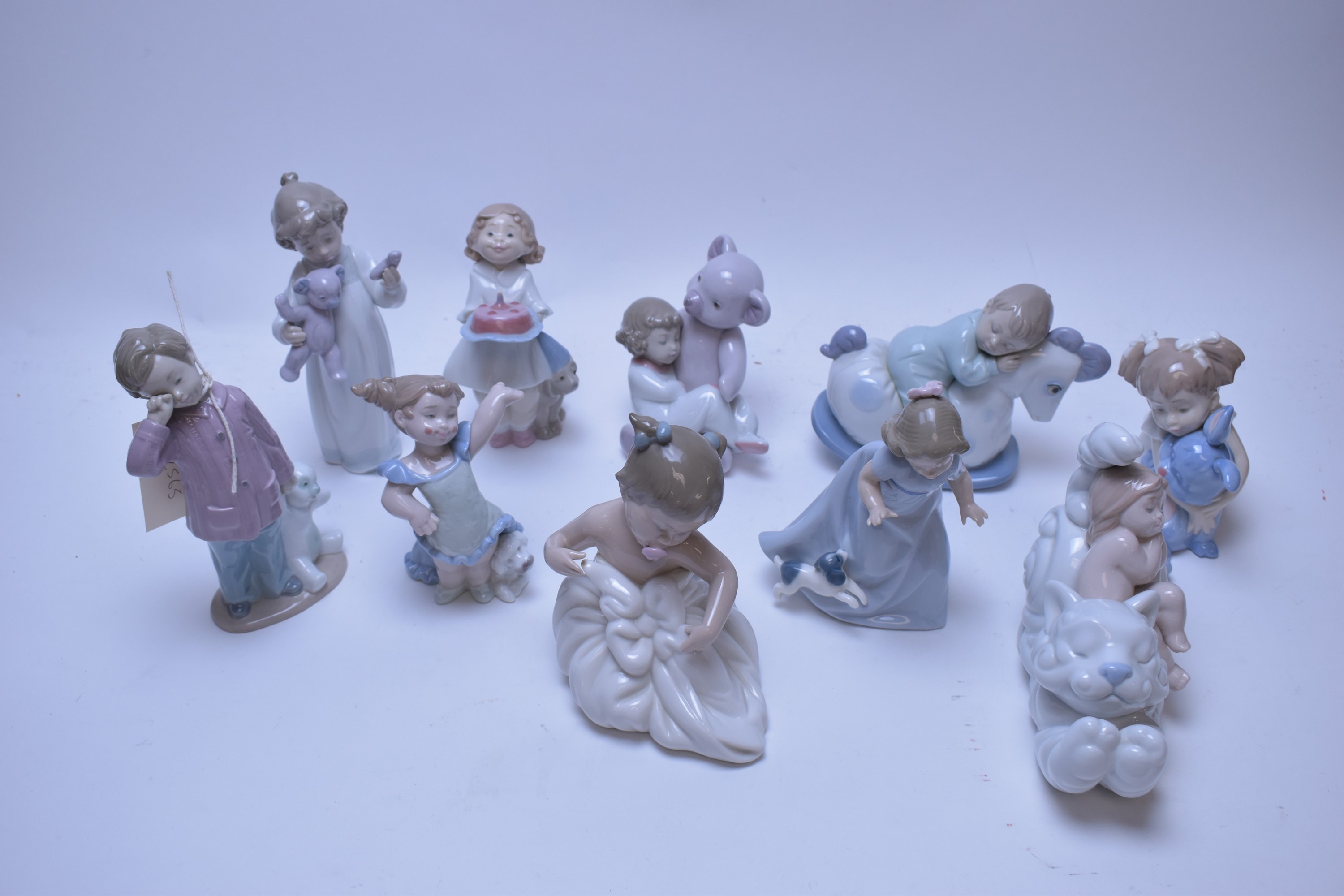 Lot 233 Ten Nao figurines.
