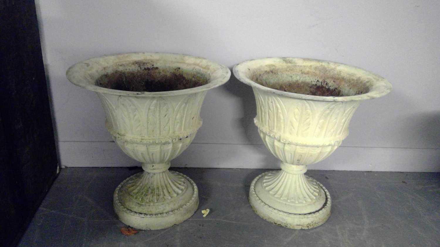 Lot 547 - A pair of cast metal urns