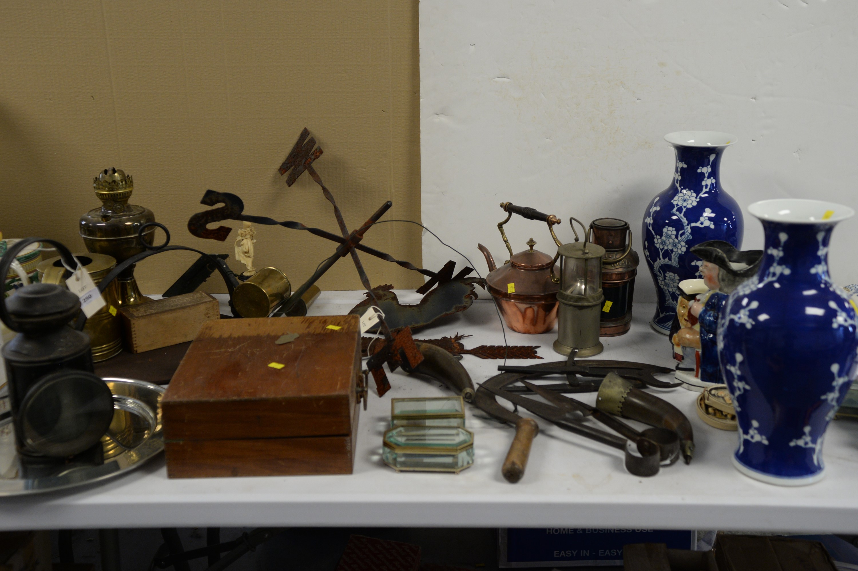 Lot 250 - Household sundry items.