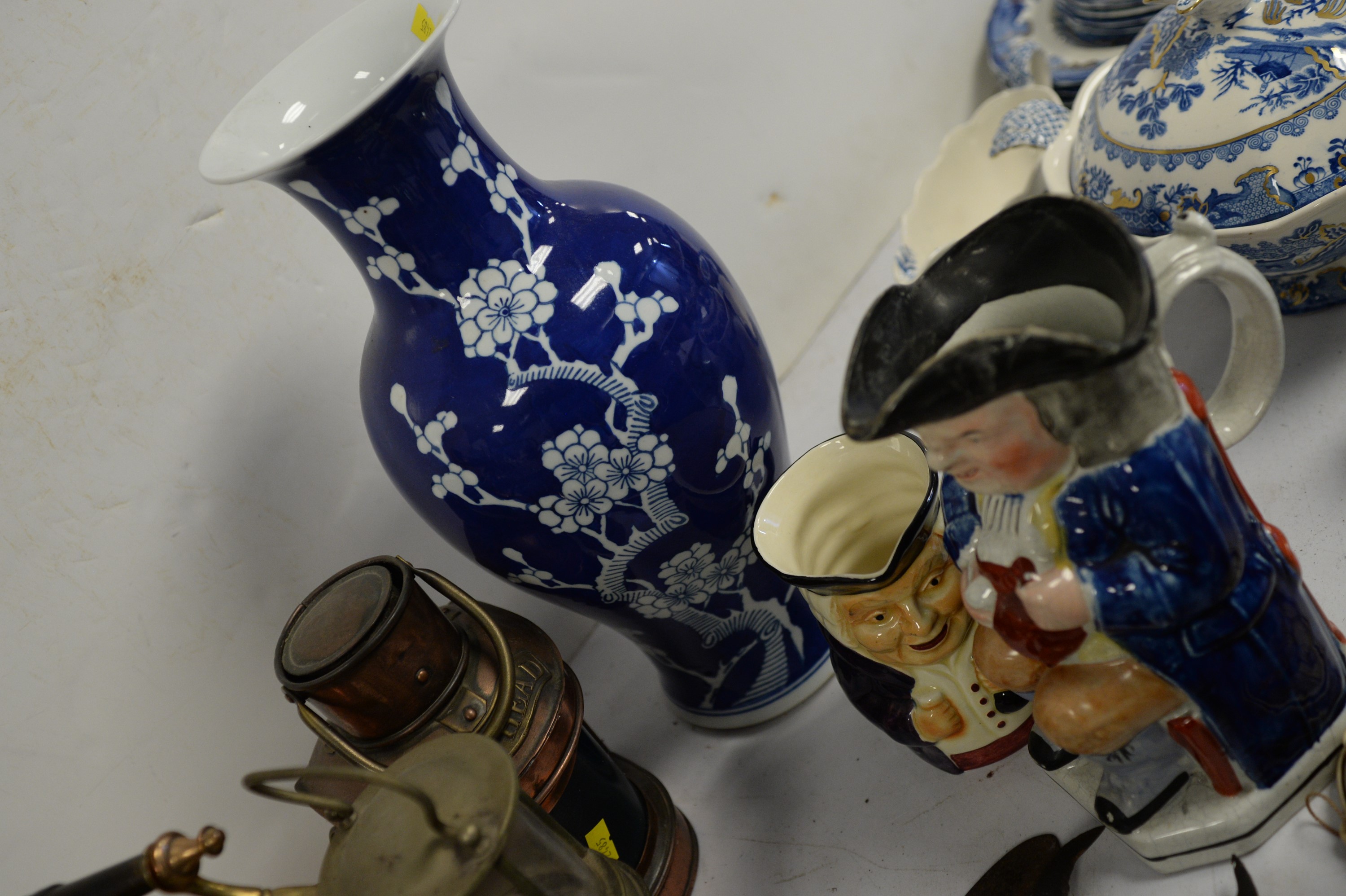 Lot 250 - Household sundry items.