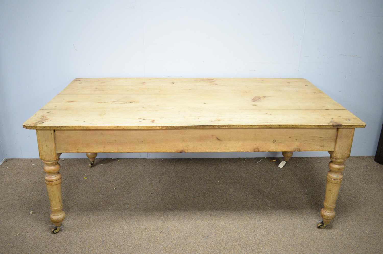 Lot 112 - 20th Century pine dining table