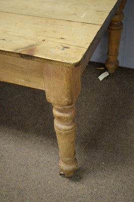 Lot 112 - 20th Century pine dining table