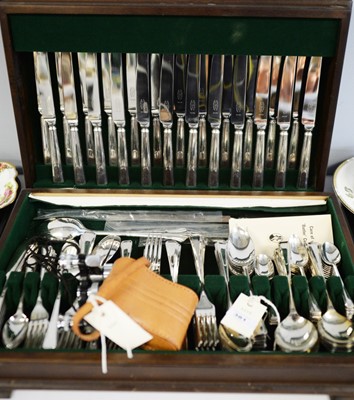 Lot 381 - A canteen of cutlery and binoculars