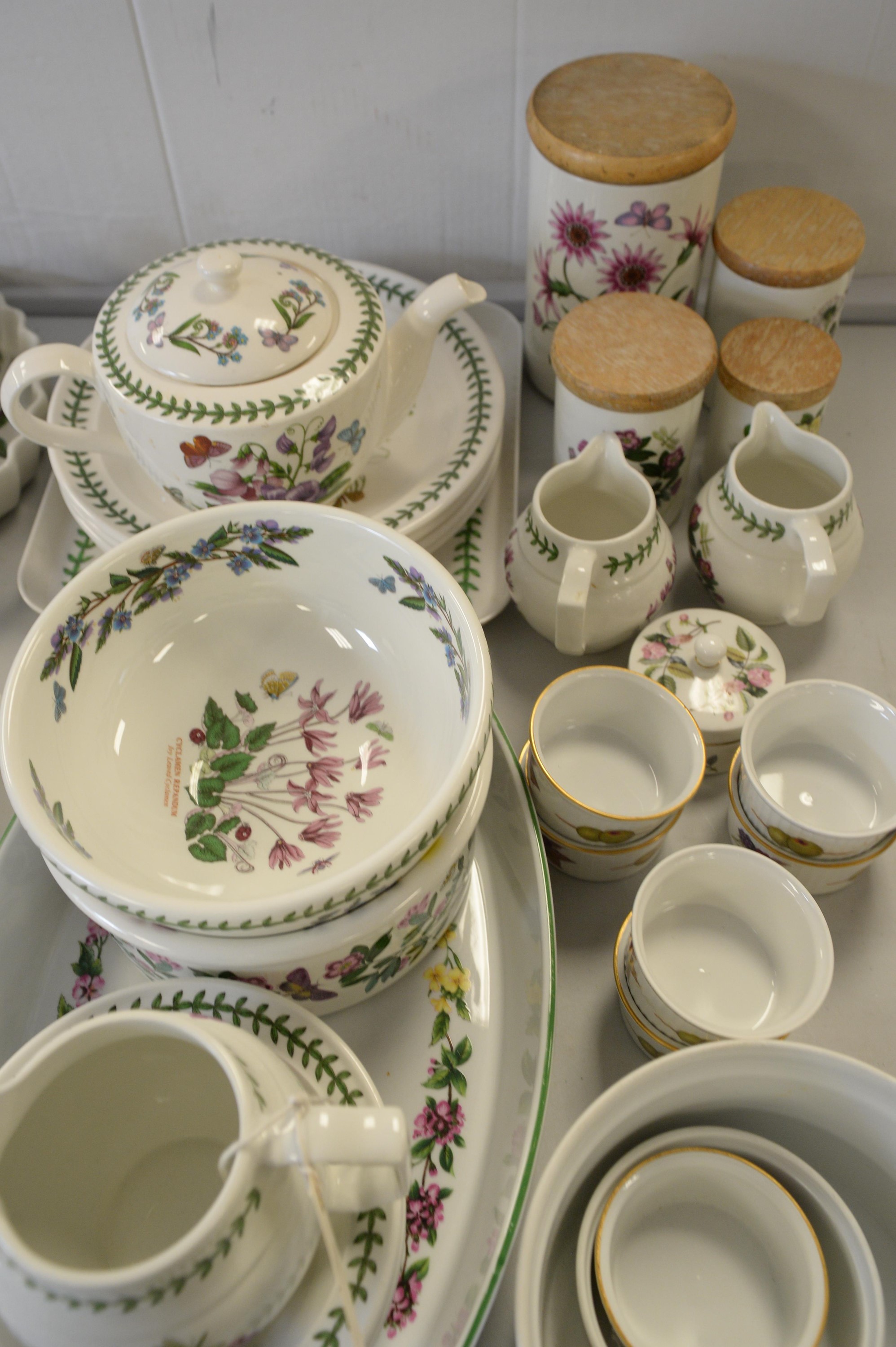 Lot 437 Portmeirion 'Botanic Gardens' pottery