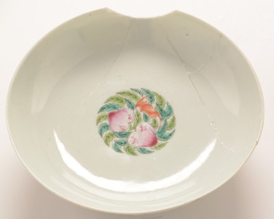 Lot 447 - Pair of Chinese bowls and covers