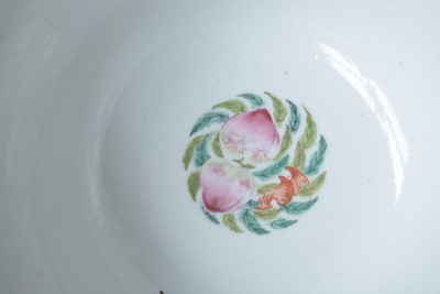 Lot 434 - Pair of Chinese bowls and covers