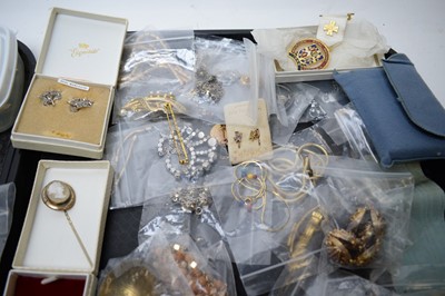 Lot 330 - A quantity of costume and other jewellery.