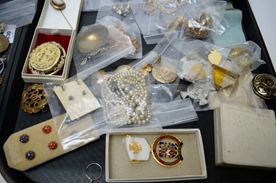 Lot 330 - A quantity of costume and other jewellery.