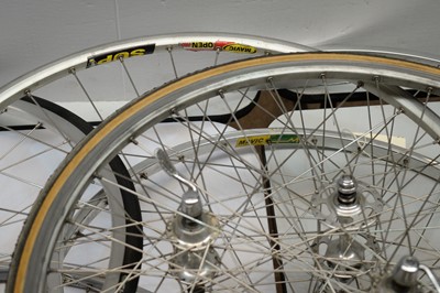 Lot 725 - Six road bike wheels.