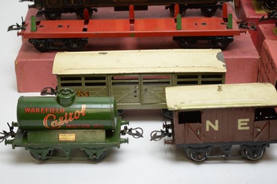 Lot 863 - Hornby Pullman coach; and other related items.