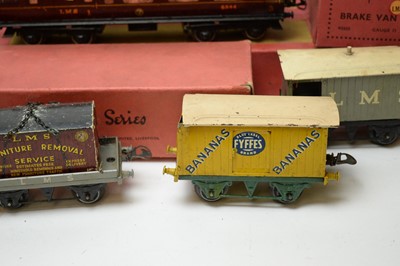 Lot 863 - Hornby Pullman coach; and other related items.