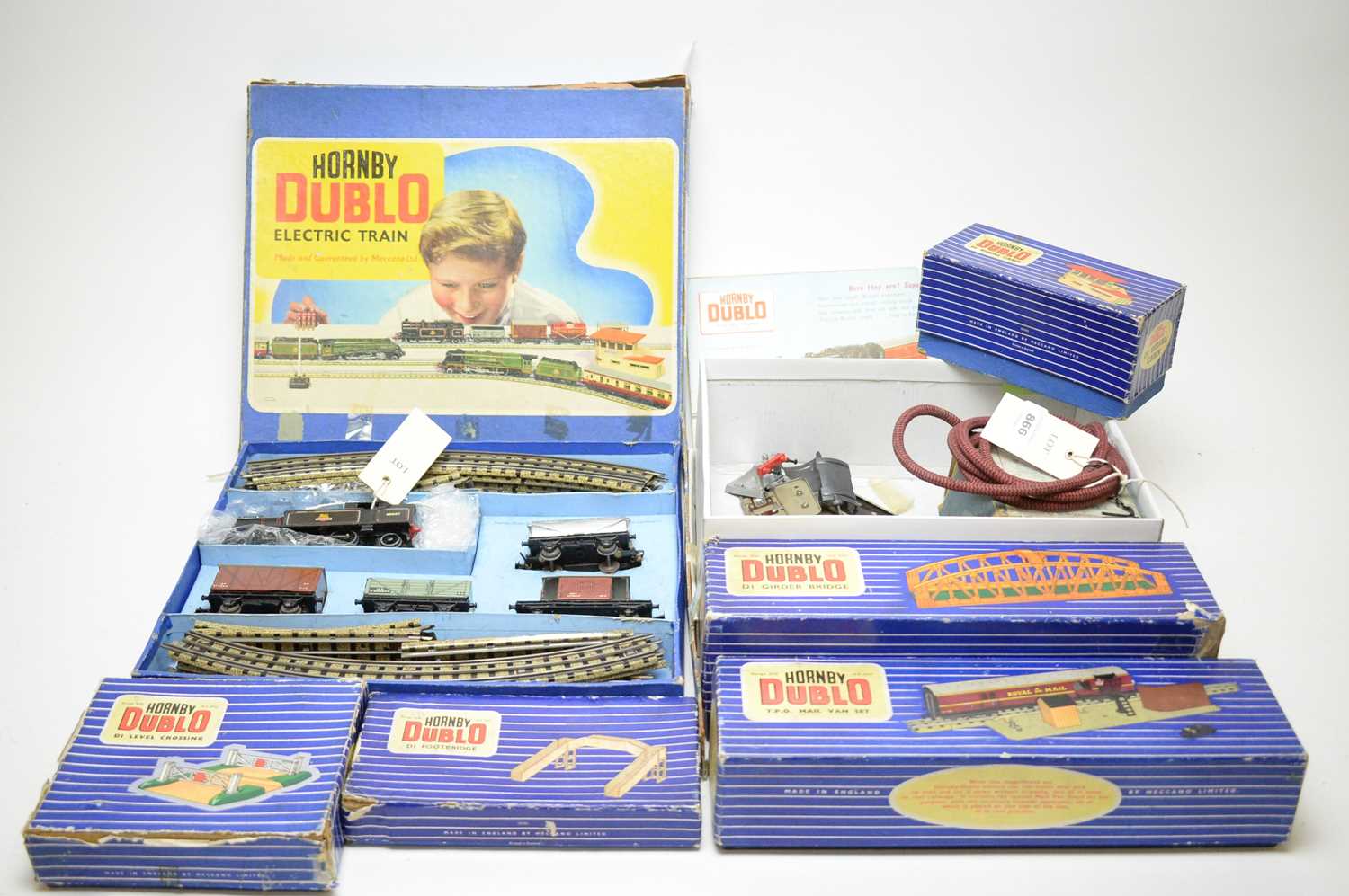 Lot 866 - Hornby Dublo train set; and other accessories.