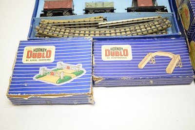 Lot 866 - Hornby Dublo train set; and other accessories.