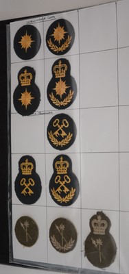 Lot 1243 - A collection of approximately 250 Canadian cloth trade , caps and formation badges.