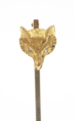 Lot 52 - An early 20th C yellow metal fox head pattern tie pin.