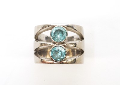 Lot 58 - A zircon and white metal ring.