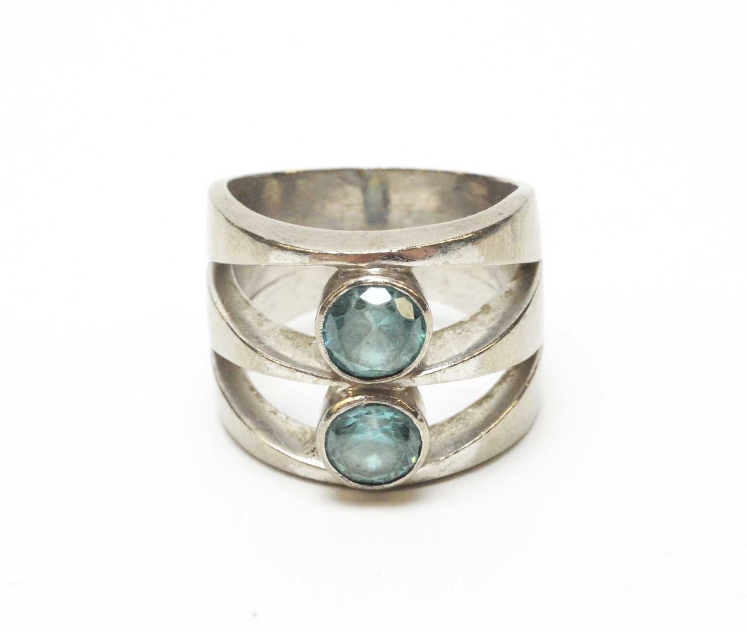 Lot 58 - A zircon and white metal ring.