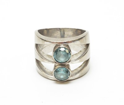 Lot 58 - A zircon and white metal ring.