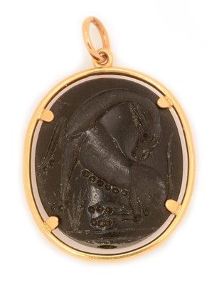 Lot 1154 - A carved onyx intaglio bead