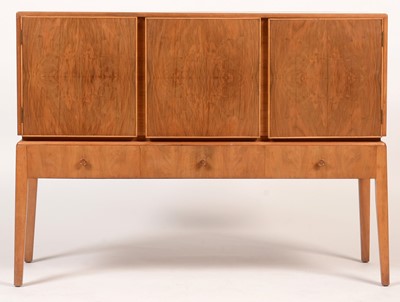Lot 829 - Manner of Alfred Cox/Gordon Russell of Broadway: walnut sideboard.