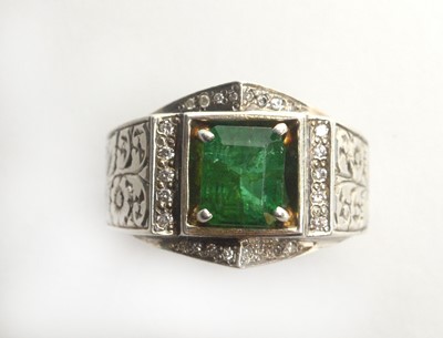 Lot 65 - An emerald and diamond ring