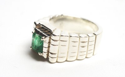 Lot 66 - An emerald ring